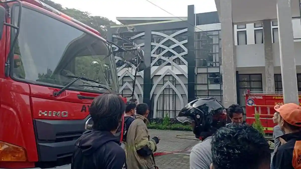 Damkar Sempat Sulit Padamkan Api Kebakaran Kantor Inspektorat Lombok Timur, Terhalang Asap Tebal