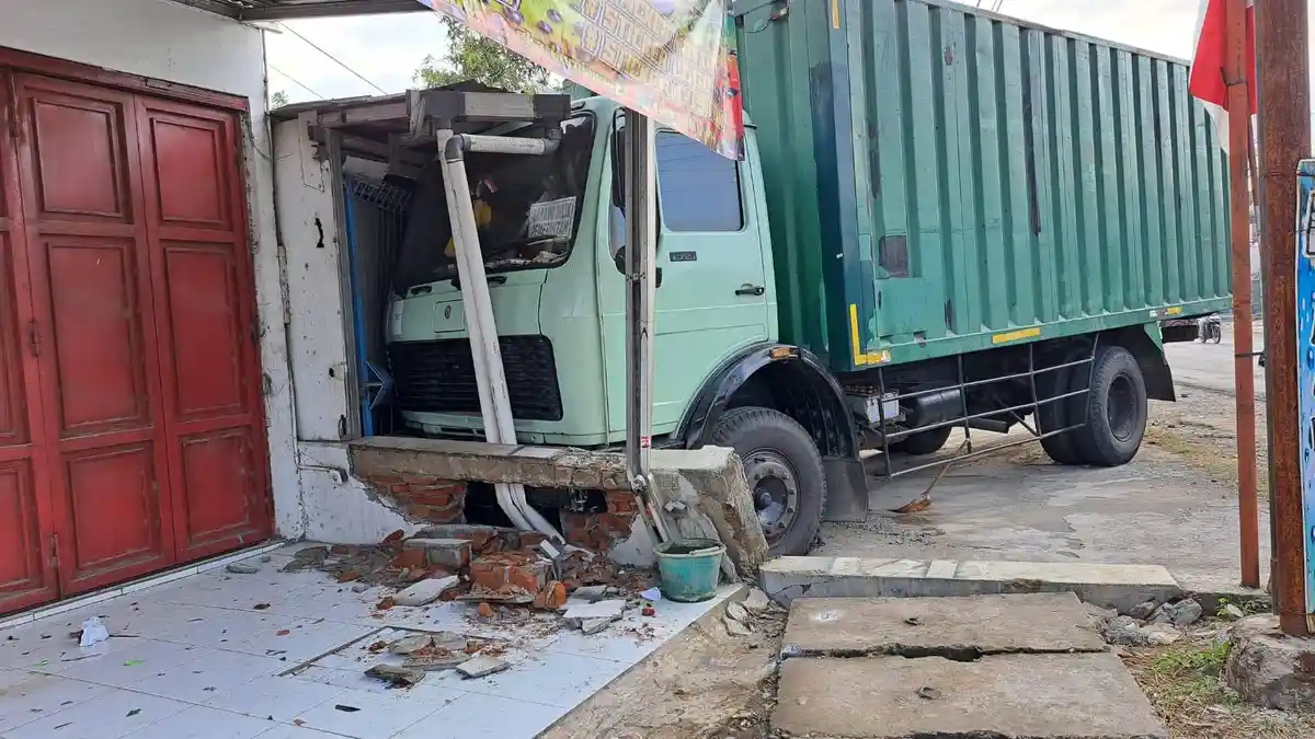 Kronologi Kecelakaan Maut Truk Boks Tabrak Motor dan Rumah di Banyumas