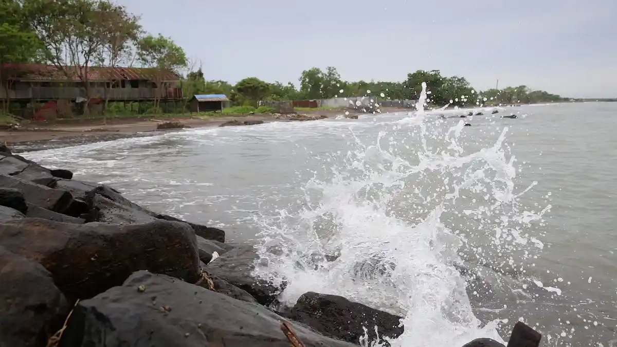 BREAKING NEWS: Perahu Dihantam Angin Kencang Dua Tewas