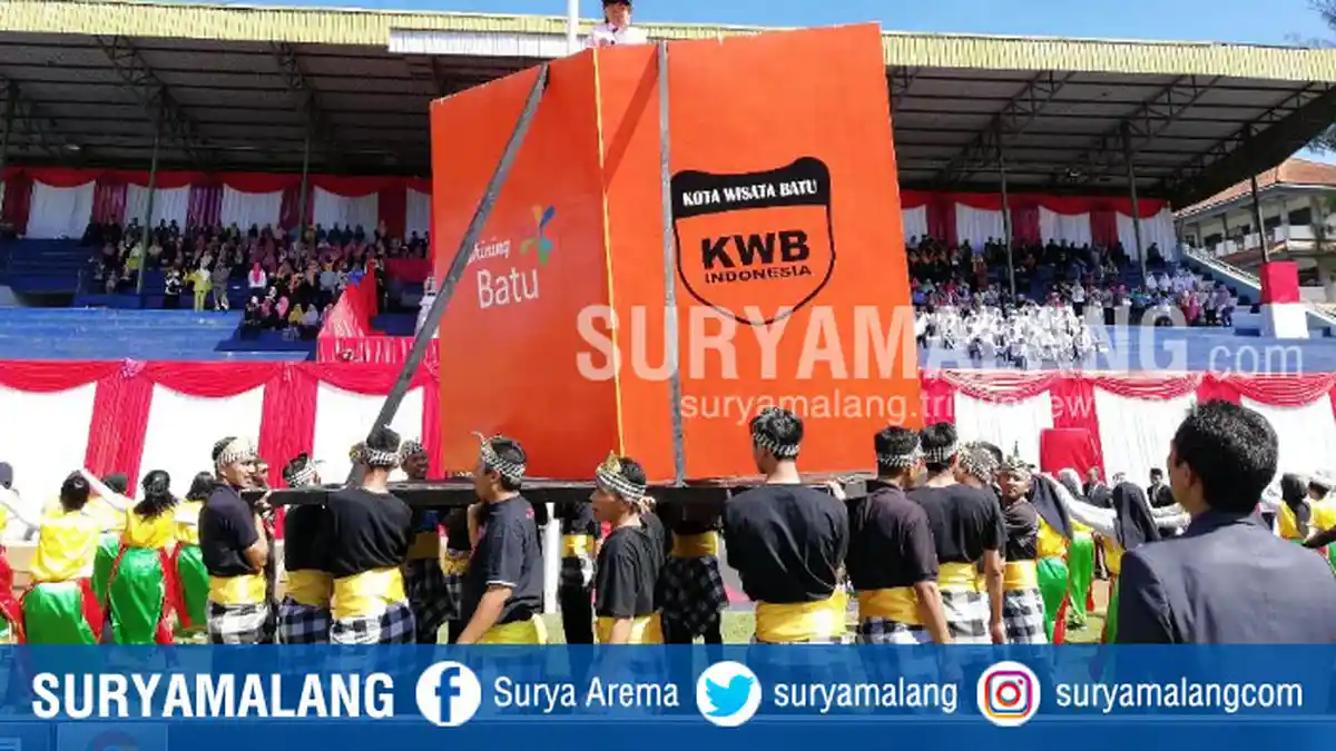 Tarian Swarna Cipta Bakti Bius Penonton Dalam Upacara Hardiknas di Kota Batu