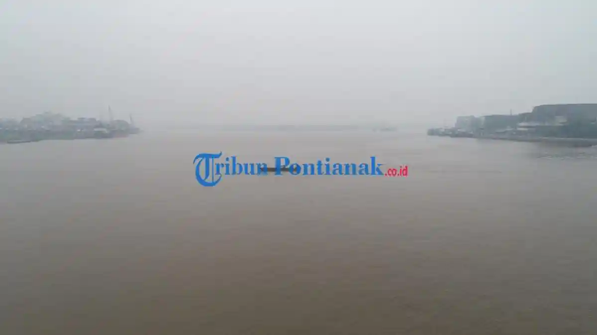 FOTO: Kabut Asap Pekat Sebabkan Jarak Pandang Terbatas di Pontianak - kabut-asap-pekat-jarak-pandang-terbatas-di-atas-sungai-kapuas-pontianak-2.jpg