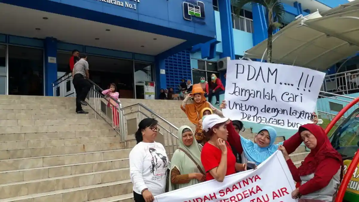 Air Bersih Tak Mengalir Maksimal, Ibu-ibu ikut Demo PDAM