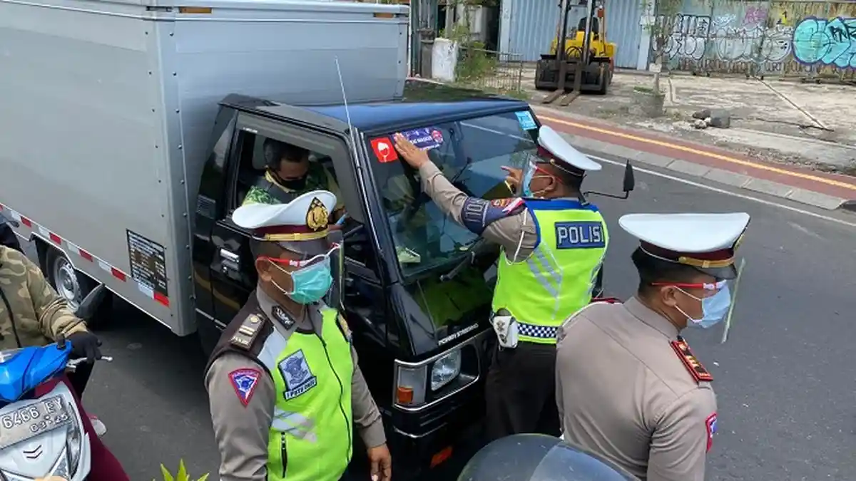 Ops Zebra Lempuyang, Satlantas Denpasar Bagikan 300 Masker dan Stiker 