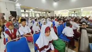 Para-pelajar-jenjang-SD-di-Kabupaten-Balangan-yang-telah-menerima-program-jaminan-pendidikan.jpg