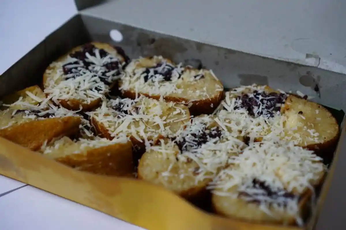 Berkunjung ke Semarang, Coba Deh Kuliner Martabak Manis 'Mantan' dengan Toping Ketan Hitam