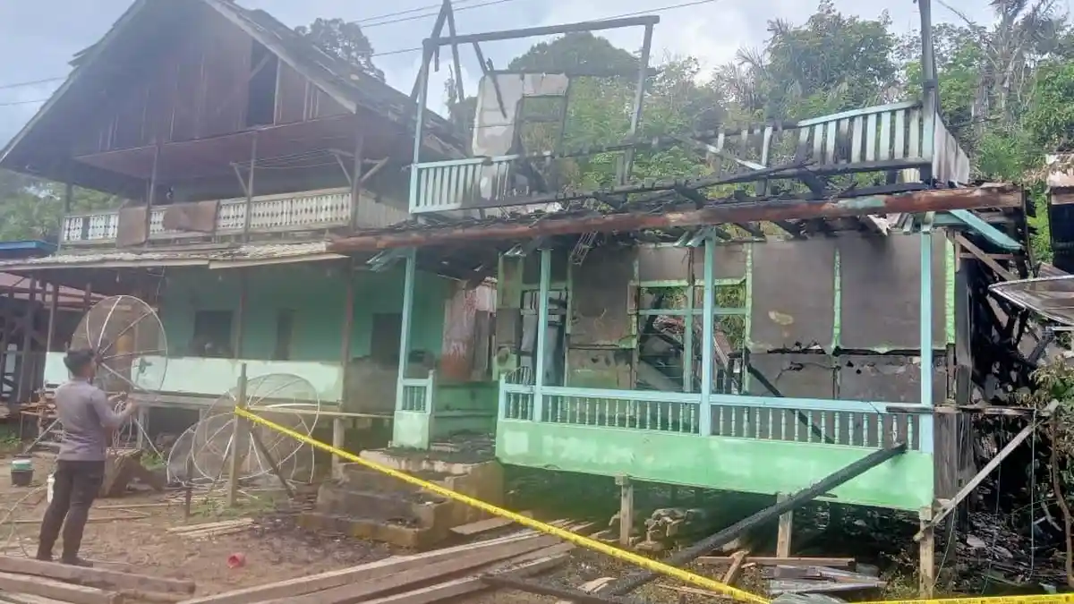 Polsek Sokan Pasang Police Line Rumah Bertingkat yang Terbakar di Desa Potai