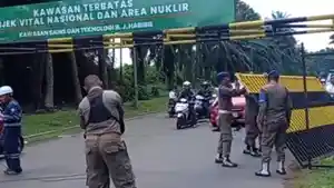 Satpol-PP-Tangsel-membongkar-pagar-pembatas-di-depan-Kantor-BRIN.jpg