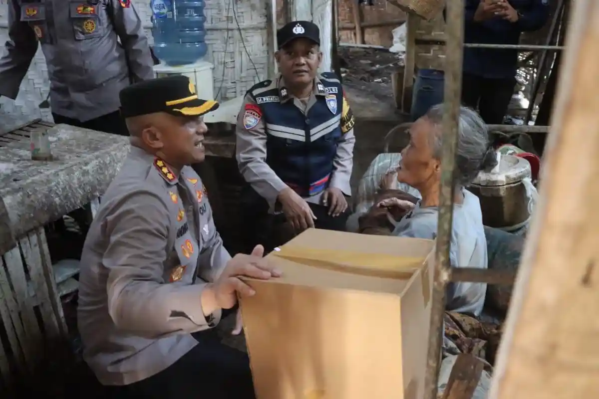 Jumat Berbagi, Polresta Pati Beri Bansos Warga Duafa di Panjunan dan Sidokerto