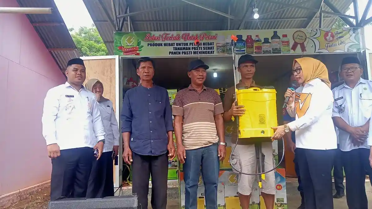 Wabup Gorontalo Utara Serahkan Bantuan Sprayer Elektrik ke Petani, Tingkatkan Swasembada Pangan