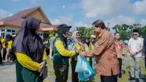 20260313-Wali-Kota-serahkan-ratusan-paket-sembako.jpg
