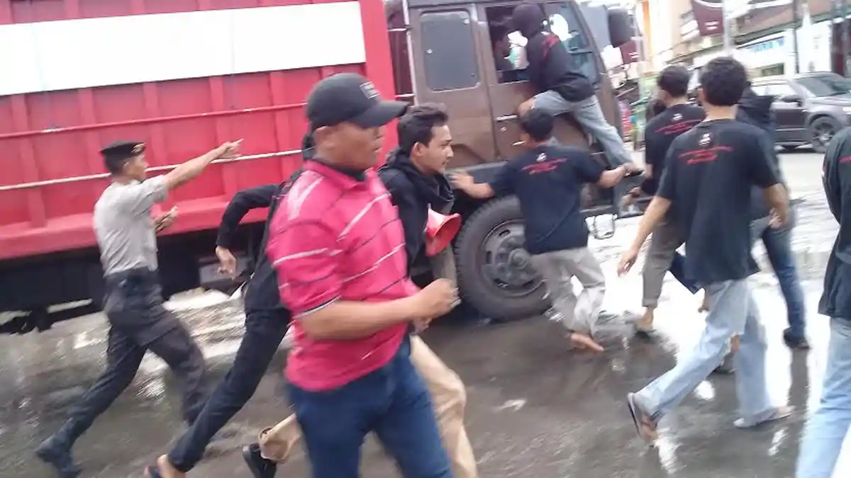 Paksa Truk Berhenti, Pengunjuk Rasa di Batas Kota Makassar-Gowa ini Dibawa 'Kabur'
