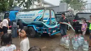 Warga-Ancol-Barat-mengantre-pasokan-air-bersih-akibat-aliran-air-PAM-mati.jpg
