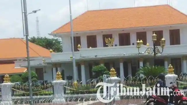 Sejarah Singkat Gedung Grahadi, Rumah Dinas Gubernur Jatim yang Dibakar Massa