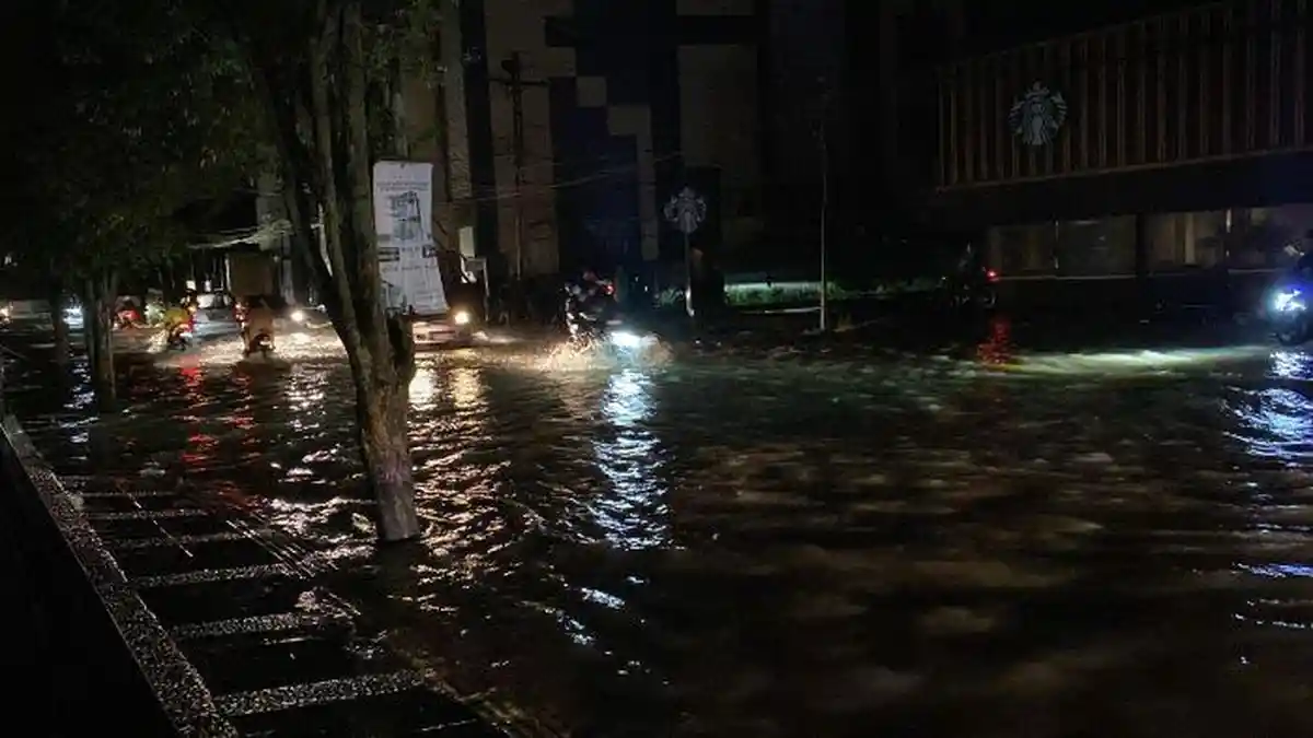 Hujan Deras Guyur Manado, Jalan Lumimuut Tikala Terendam Banjir Hingga Malam Hari