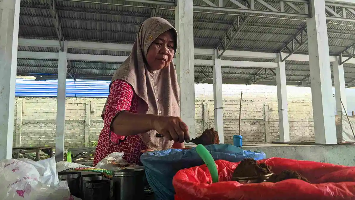 Dari Lapak Sederhana Hingga Anak Jadi TNI, Kisah Perjuangan Rusni Jualan Kopi di Pasar Gorontalo