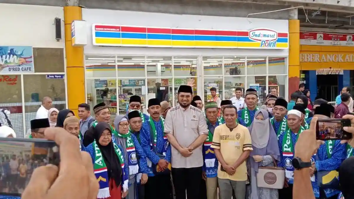 Almarhum Bupati Halmahera Selatan Tunaikan Niat, Berangkatkan Imam dan ...