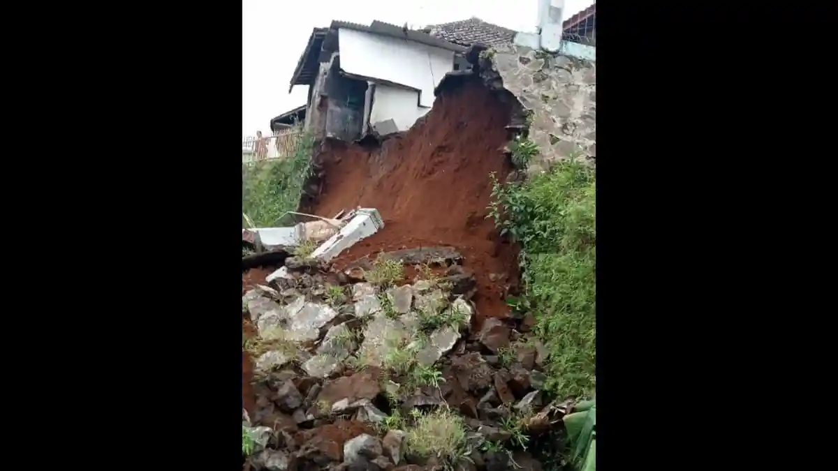 Tembok Penahan Tebing di Panjalu Ciamis Runtuh, Tiga Rumah Warga Terancam
