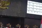 ketua-mahkamah-konstitusi-anwar-usman-kedua-kiri-bersama-hakim-konstitusi-lainnya.jpg