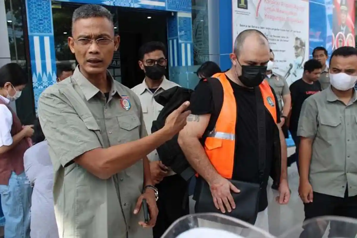 Imigrasi Mataram Deportasi Bule Inggris yang Bakar Gerbang Villa dan Overstay di Gili Air