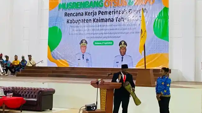 Wakil-Bupati-Kaimana-Isak-Waryensi-di-Musrenbang.jpg