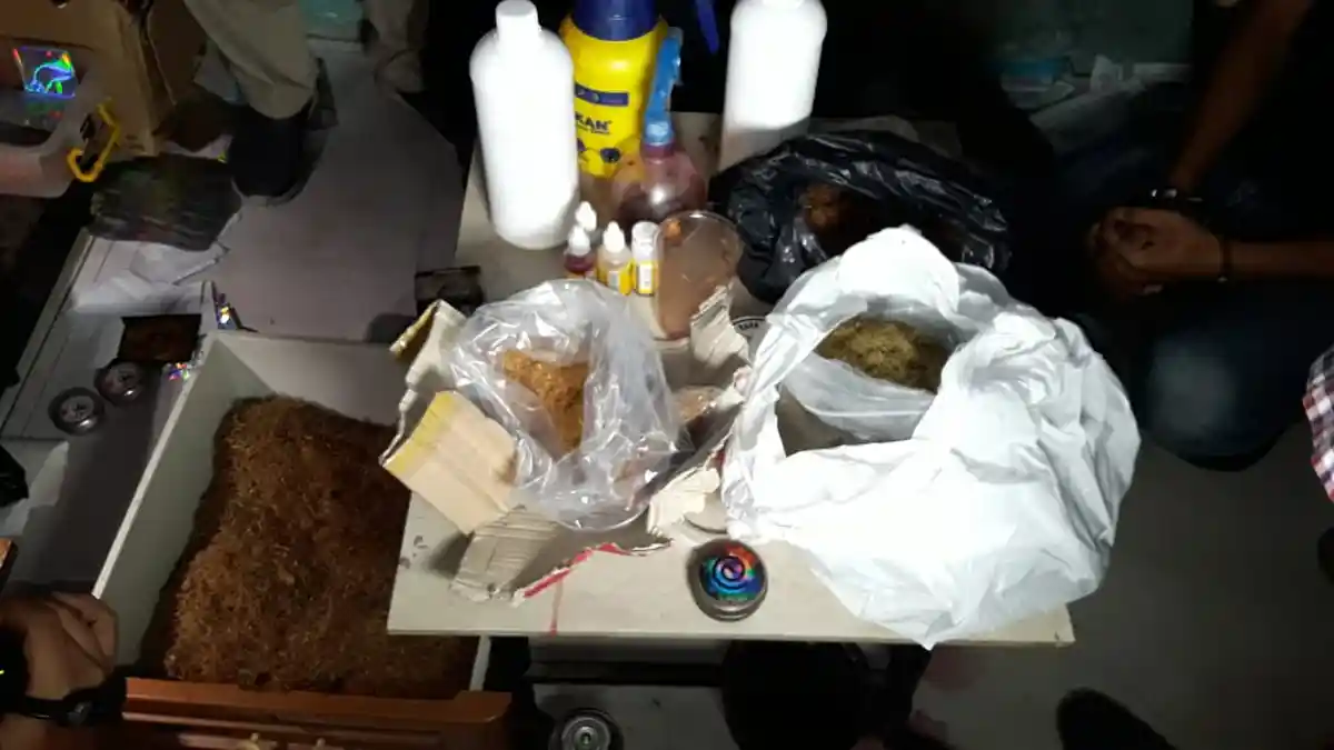 Kronologis Penangkapan Dua Pria Pengedar dan Produsen Tembakau Sintetis ''Magic Barong''