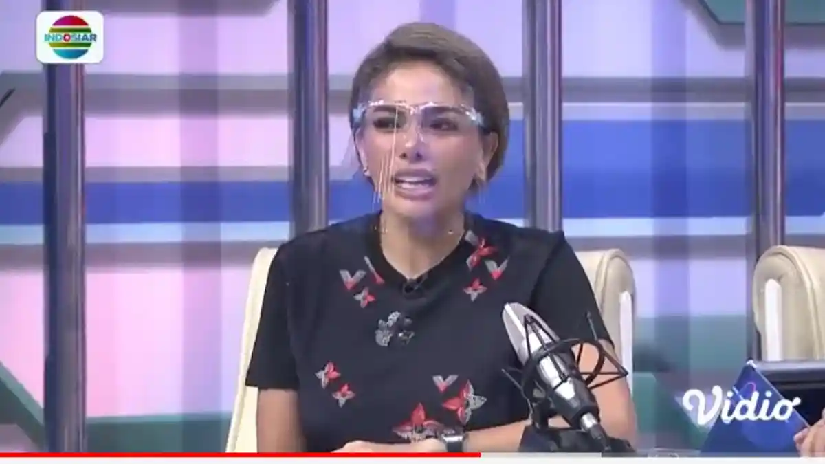Nikita Mirzani Tanggapi Keluhan Dokter Tirta Terkait Face Shield