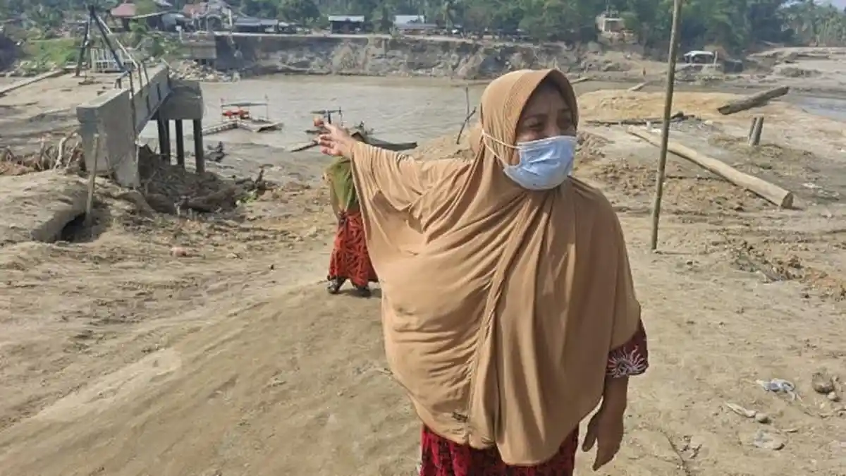 Jeritan IRT dan Kepsek di Peusangan Selatan, Jembatan Putus Bikin Sengsara, Bertahan dengan Rakit