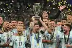 Lionel-Messi-mengangkat-trofi-saat-Argentina-merayakan-kemenangan-atas-Italia.jpg