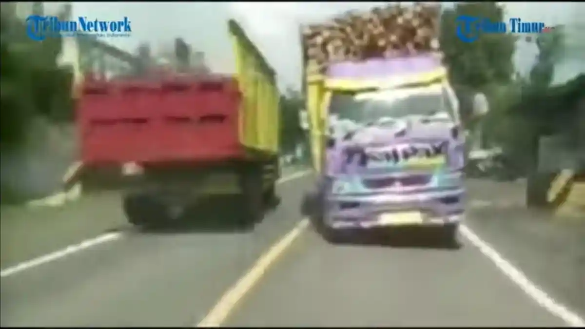 Video Mobil Truk Angkut Kayu Melaju dengan Kondisi Oleng Kiri Kanan di Jalan Raya