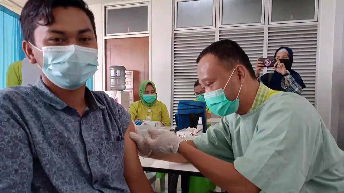 Puluhan Pekerja Media Jalani Vaksinasi Covid-19 di RS Budi Kemuliaan Batam