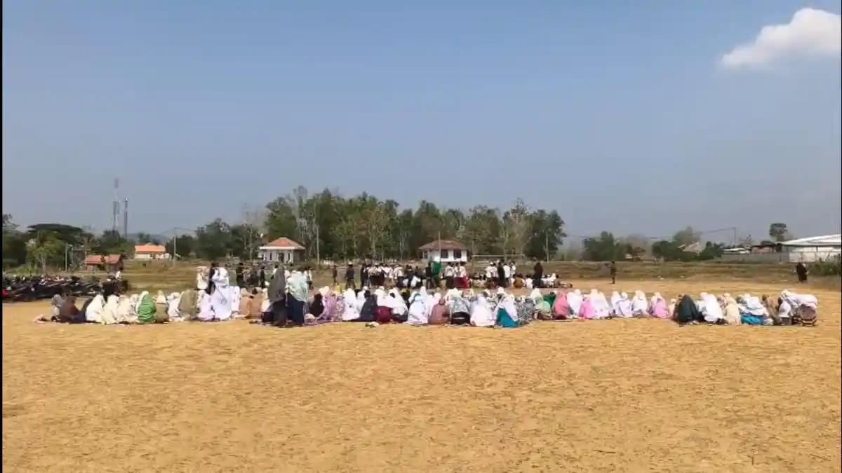 Warga Bangkalan Gelar Shalat Istisqa’ Minta Hujan dan Libatkan Ahli Geologi Hadapi Kekeringan