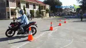 satlantas-polres-bireuen-praktekkan-safety-riding-di-sman-2-bireuen.jpg