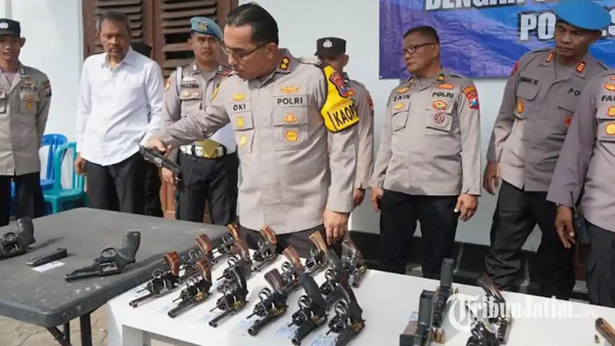 Minimalisir Pelanggaran, Kapolres Probolinggo Kota Cek Senjata Api Anggotanya