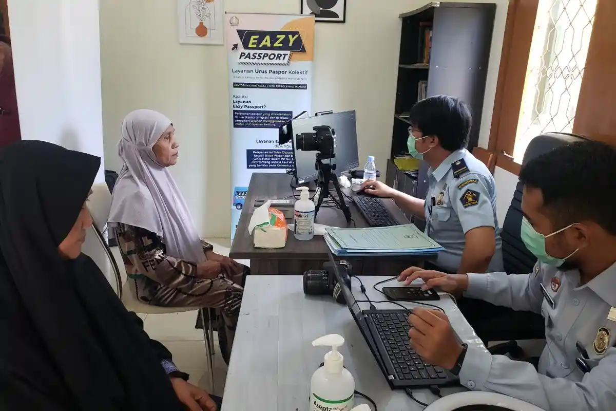 Dekatkan Layanan Eazy Passport, Imigrasi Polewali Beri Pelayanan di PT Cahaya Haromain Utama