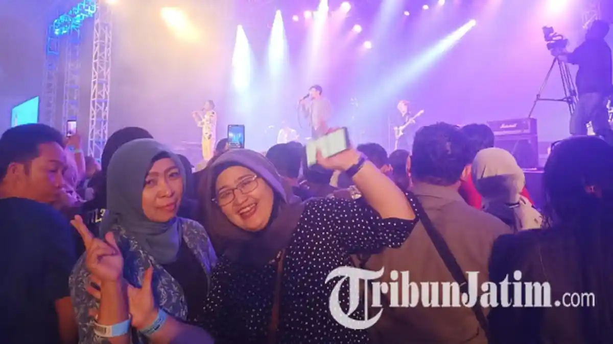 Teriakan Histeris Emak-emak Surabaya Lihat Konser Java Jive di Surabaya, Ingat Kenangan Masa Lalu