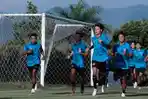 Pemain-Arema-FC-saat-menjalani-latihan-di-Lapangan-ARG-Soccer-Field-Malang-2024.jpg