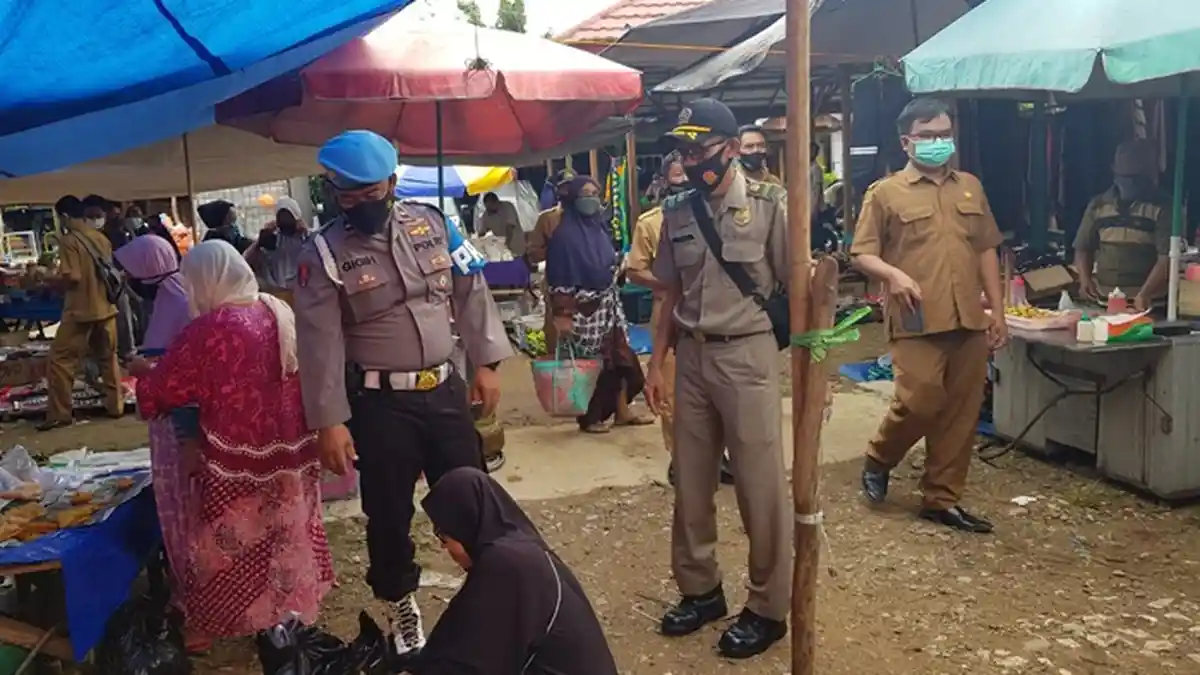 Bawa Masker Tapi tak Dipakai, 3 Warga di Pasar Mangkusip Kabupaten Tabalong Kena Sanksi