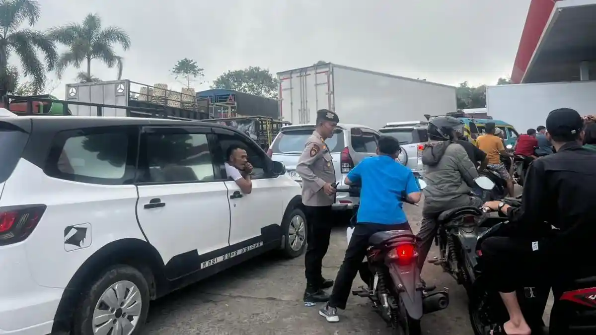 Antrean Panjang di SPBU Raya, Kasat Samapta Polres Simalungun Turun Langsung Atur Lalu Lintas