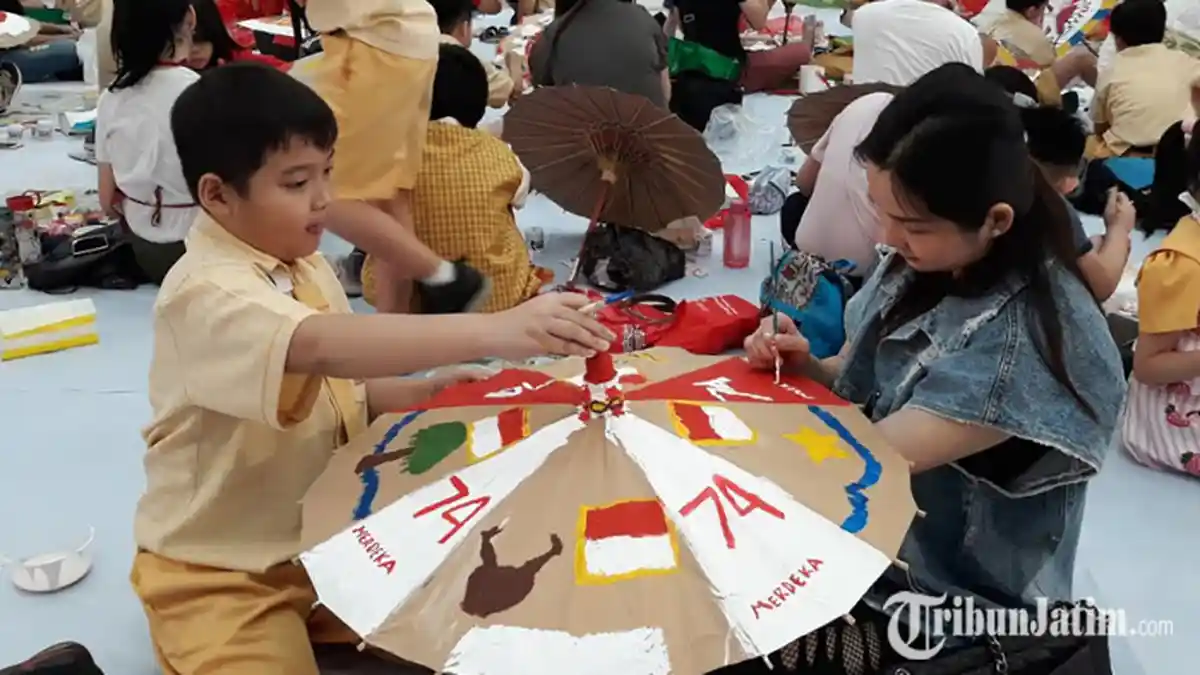 Little Sun School dan Lenmarc Mall Surabaya Ajak Anak Mencintai Indonesia dengan Melukis Payung
