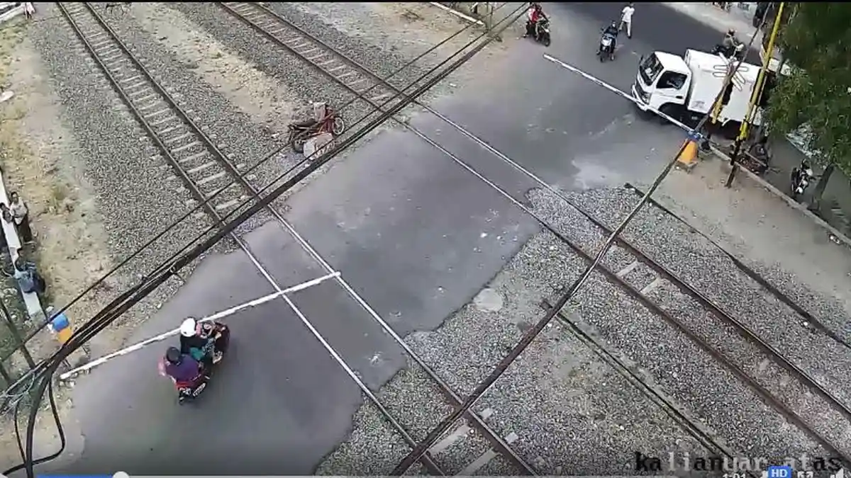 Video Viral Detik-detik Ibu Boncengi Anak kecil Terabas Pintu Palang Kereta Api Hingga Copot