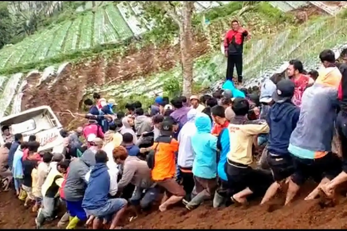 Truk Terperosok ke Kebun Sedalam 50 Meter, Warga Jenawi Karanganyar Bahu Membahu Tarik secara Manual