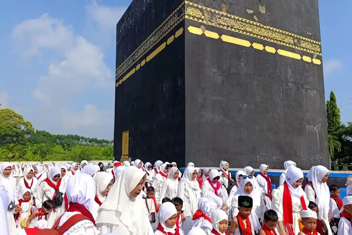 Larangan Outing Class, Belasan PAUD di Probolinggo Wisata Religi Miniatur Ka'bah 
