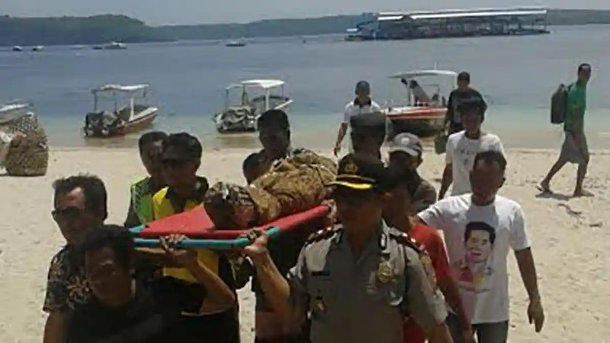 Dua Perahu Tabrakan di Perairan Nusa Lembongan, Seorang Penumpang Tewas, 12 Lainnya Selamat