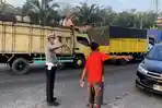 Sejumlah Truk Mogok dan Pengendara Lawan Arus Jadi Penyebab Jalintim Palembang-Betung Macet Parah
