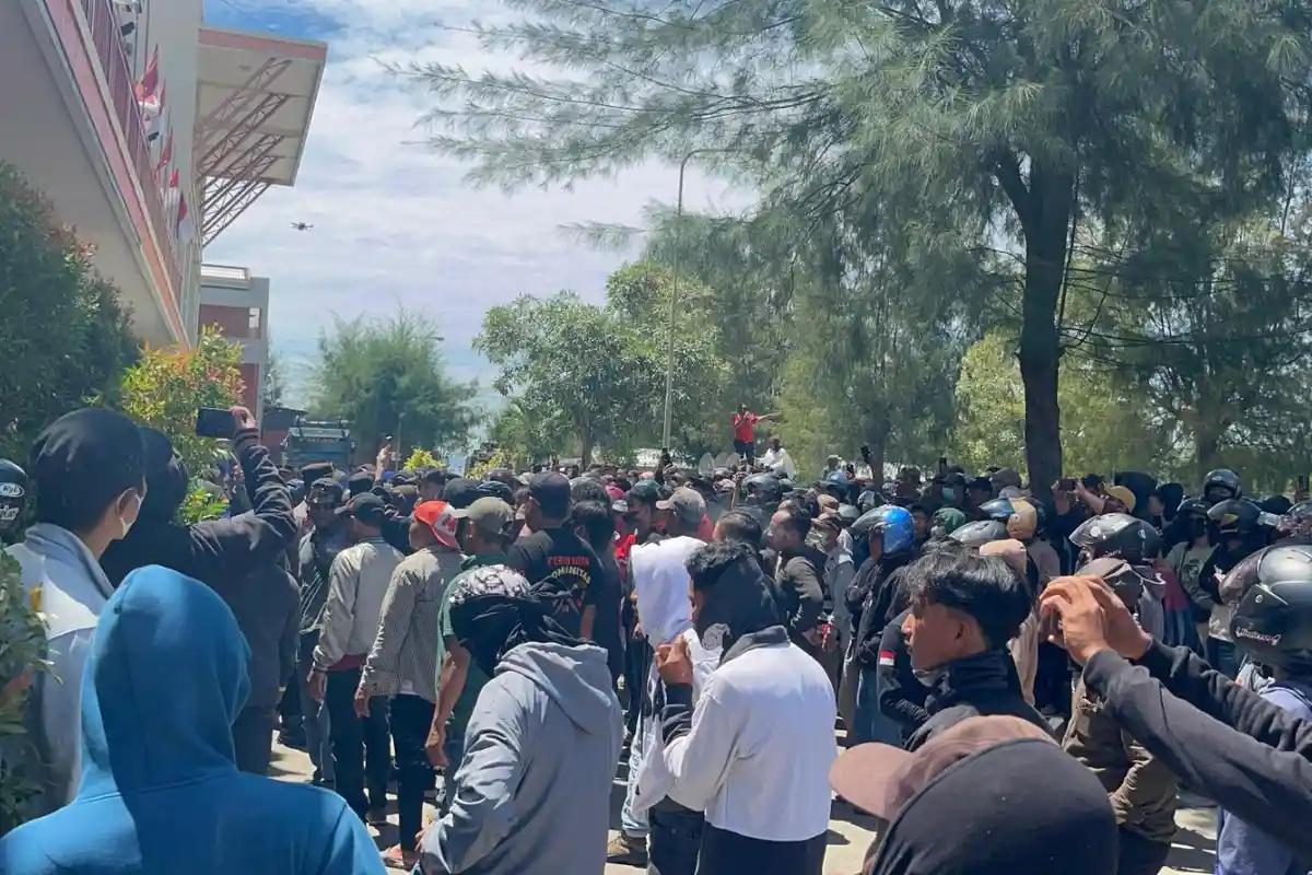 Suasana Demonstrasi di Depan Kantor DPC PDIP Kolaka Sulawesi Tenggara, Massa Minta Ketua Dicopot