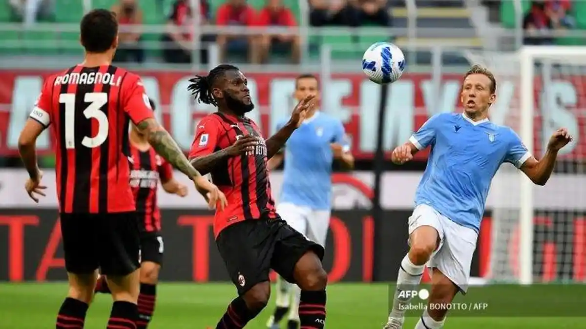 GELANDANG Andalan AC Milan Ini Bisa Membelot Seperti Calhanoglu atau Gabung Juventus