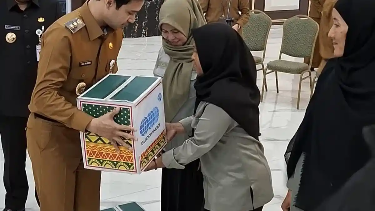 700 Paket Sembako Dibagikan untuk Petugas Kebersihan dan Pekerja di Kota Jambi Menyambut Ramadan