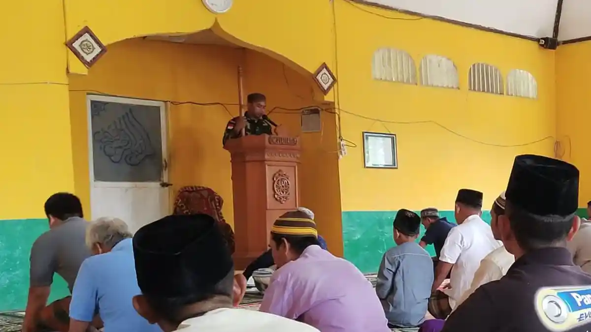 Jadi Khatib di Masjid Perbatasan Sekayam, Ini Yang Disampaikan Sertu Khairil