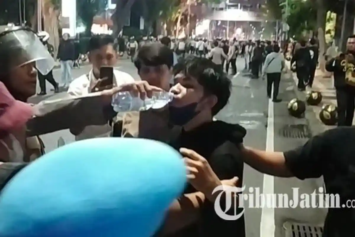 Demonstran Tolak UU TNI Lempari Molotov ke Grahadi Surabaya, Polisi Data Peserta yang Diamankan