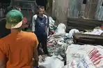 Polisi-saat-berada-di-gudang-pengepul-besi-curian-di-Padang-Kayo123.jpg